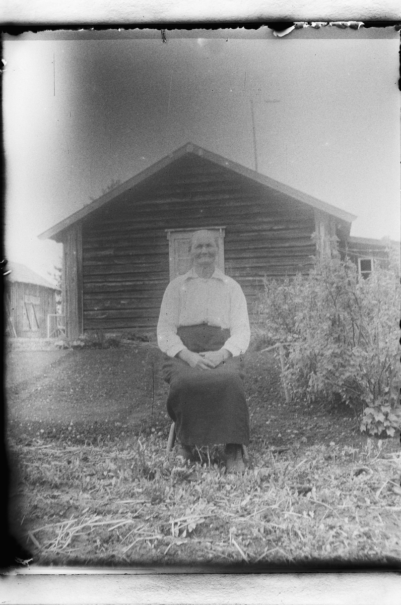 Ole M Martinsen, Ukjent kvinne ute foran et hus.