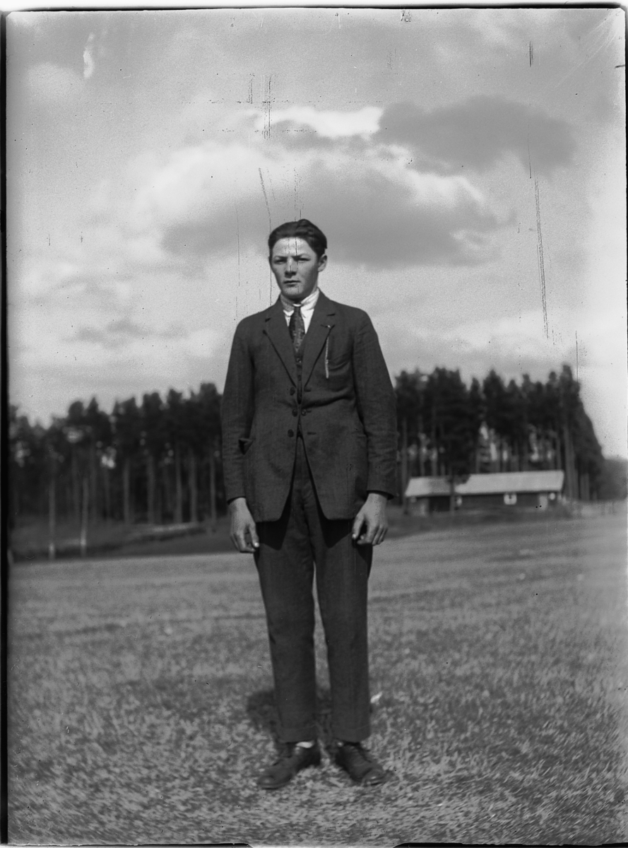 Ole M Martinsen, Ukjent gutt på et jorde.