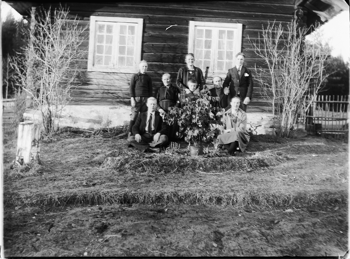 Ole M Martinsen, Ukjent gruppe, familie ved et hus.
