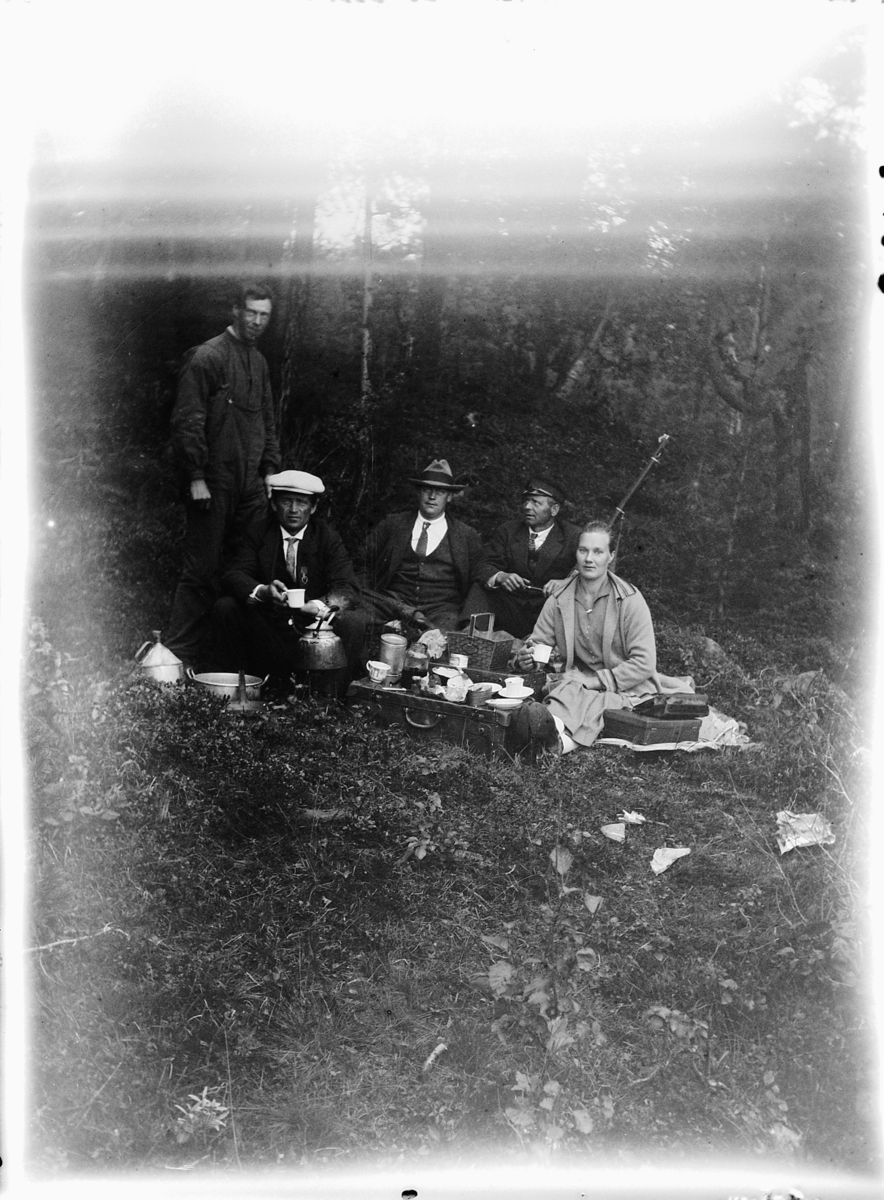 Ole M Martinsen, Fem ukjente personer på tur i skogen. Kaffe, kaffekjele, gevær.