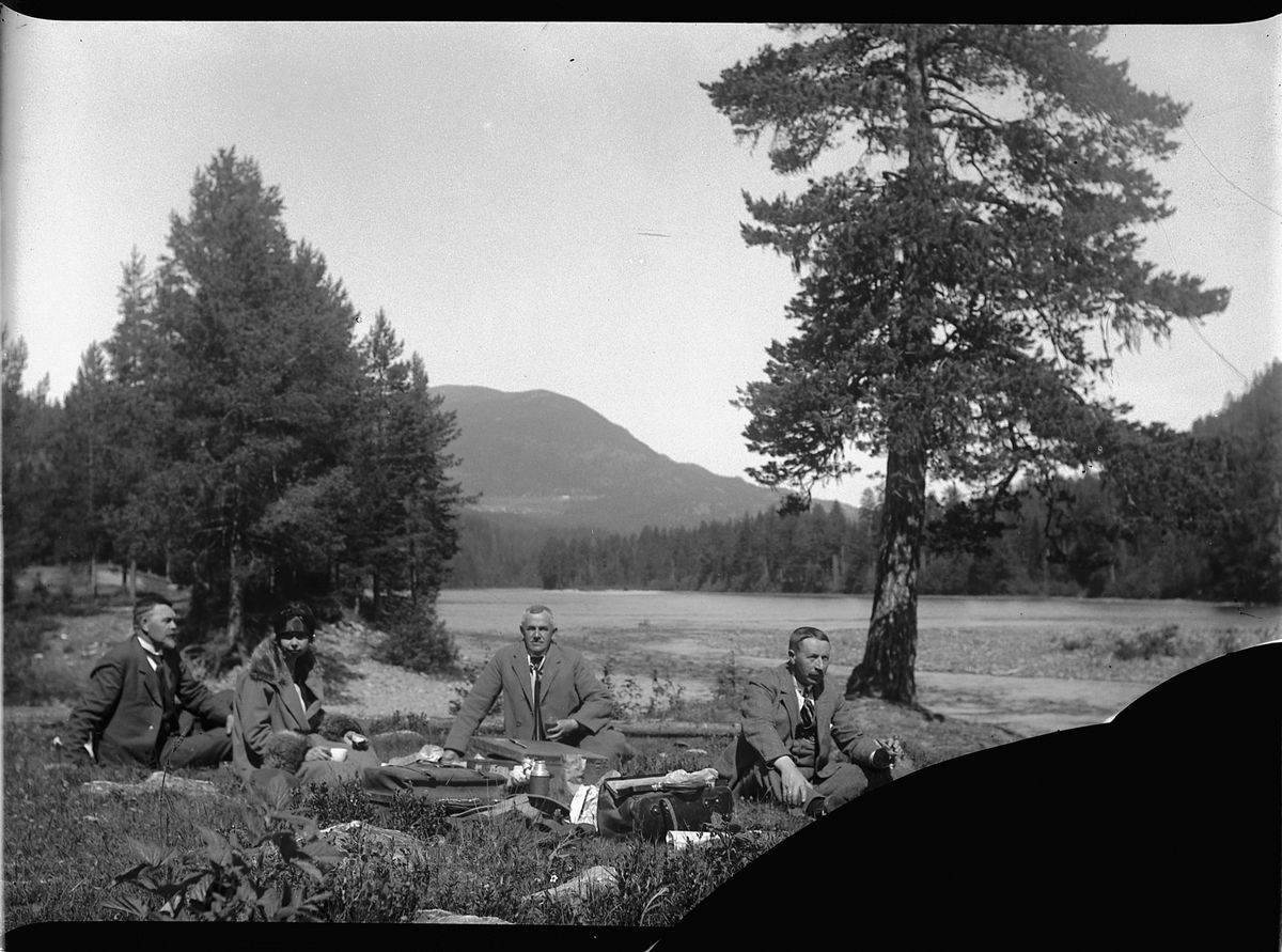 Mikkel Sveinhaug, GRUPPE 4 UKJENTE PÅ TUR HJEMOVER FRA RJUKAN, MATPAUSE VED ELVEBREDD. 28. 07. 1923.