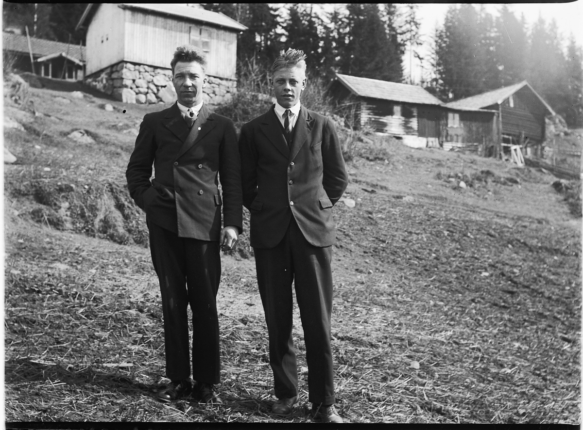 Mikkel Sveinhaug, F. V. AKSEL OLSEN OG SKOMAKER ODVIN JOHANSEN. HUSENE I FAUSKRUD I BAKGRUNNEN.