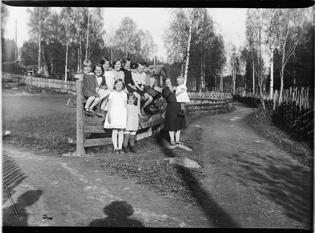 Mikkel Sveinhaug, GRUPPE UKJENTE BARN FOTGRAFERT OVENFOR KILDE SKOLE, MOELV.