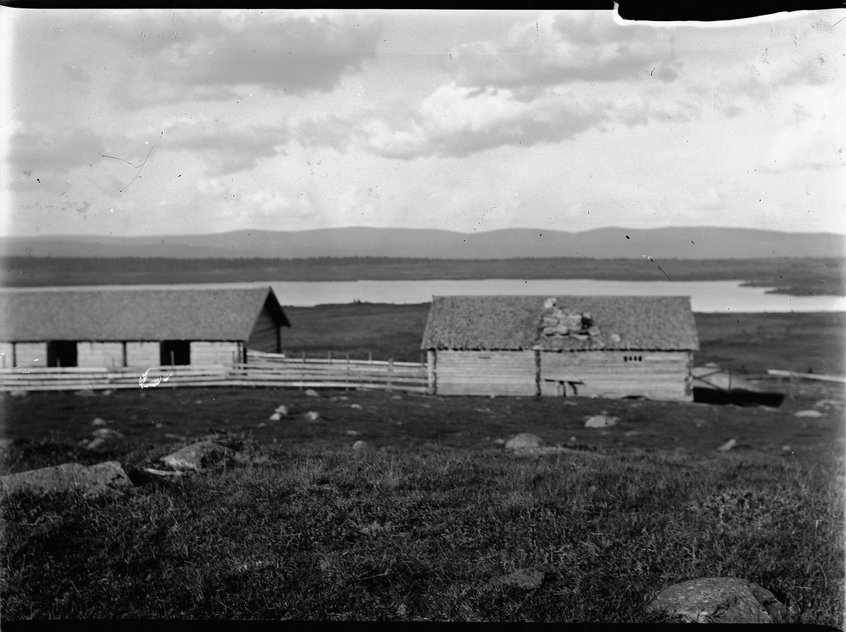 Mikkel Sveinhaug, SVEINHAUGS SÆTERHUS PÅ AKSJØEN, Ringsaker.