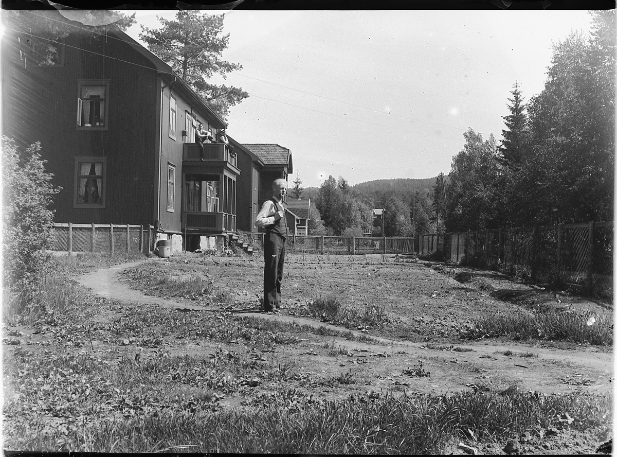 Mikkel Sveinhaug, RØRLEGGER HERMANSEN, MOELV, "BJØRNERUDGÅRDENE".