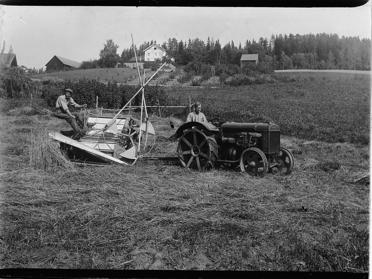 Mikkel Sveinhaug, TØMTEN GÅRD i Ringsaker, SKURONN MED JERNTRAKTOR OG SJØLBINDER, TORE ENSBY PÅ SELVBINDEREN.