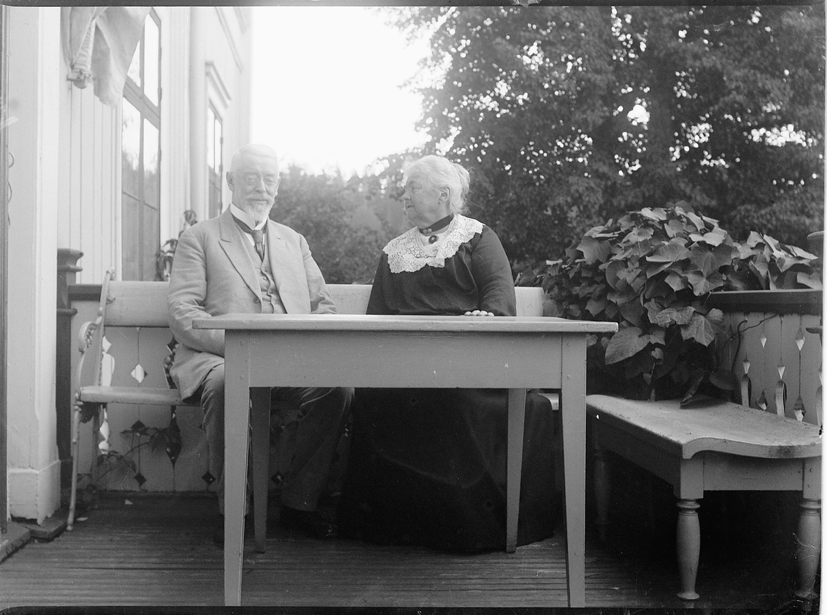 Mikkel Sveinhaug, WOLLERT KONOW 1847-1932, VENSTREMANN OG IDA T. KONOW, PÅ VERANDA, BENK OG BORD, TJERNE GARD i Gaupen, Ringsaker.
