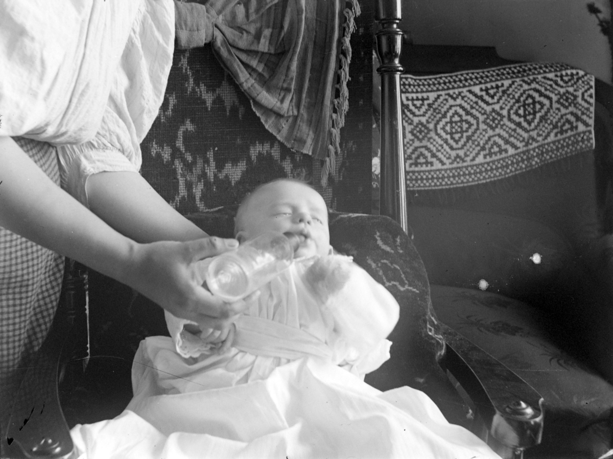 Ole Hansen Løken, SPEBARN, BABY, TÅTEFLASKE, SØNN TIL MIMI OG OLE LØKEN.