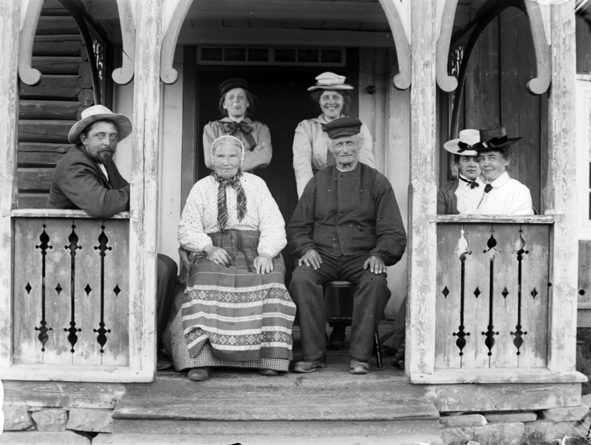 Ole Hansen Løken, GRUPPE 7 PÅ VERANDA, HELT T. V. LARS TOKSTAD, DE ANDRE UKJENTE.
