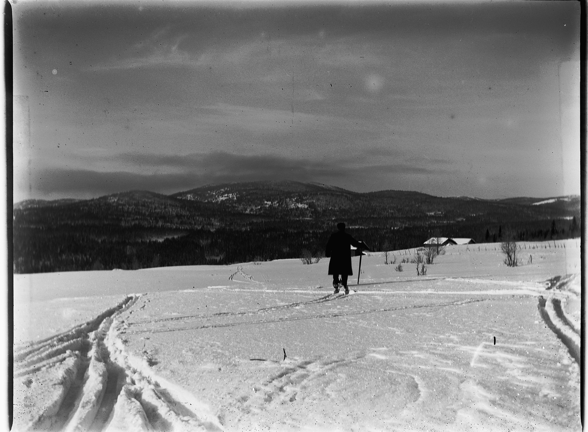 Ole Hansen Løken, UKJENT LANDSKAP, MANN PÅ SKI.