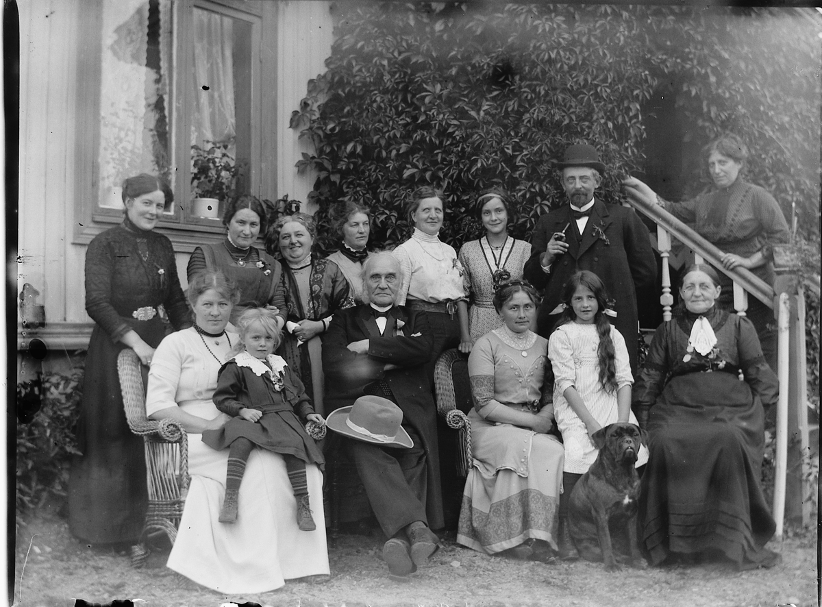 Ole Hansen Løken, GRUPPE 14, BARN OG VOKSNE. FORAN F. V. MIMI LØKEN M/ ÅSE LYKKE PÅ FANGET, HERR ERBE, ( ERBE KJEKSFABRIKK I TRONDHEIM), LINA TOKSTAD, INGEBORG TOKSTAD OG HELGA TOKSTAD. BAK F. V. INGRID LYKKE FØDT ERBE, FRK. ERBE, FRU ERBE, FRK. ERBE, FRU SOLBERG, JOHANNE PLATOU, LARS TOKSTAD OG FRU NORUM.