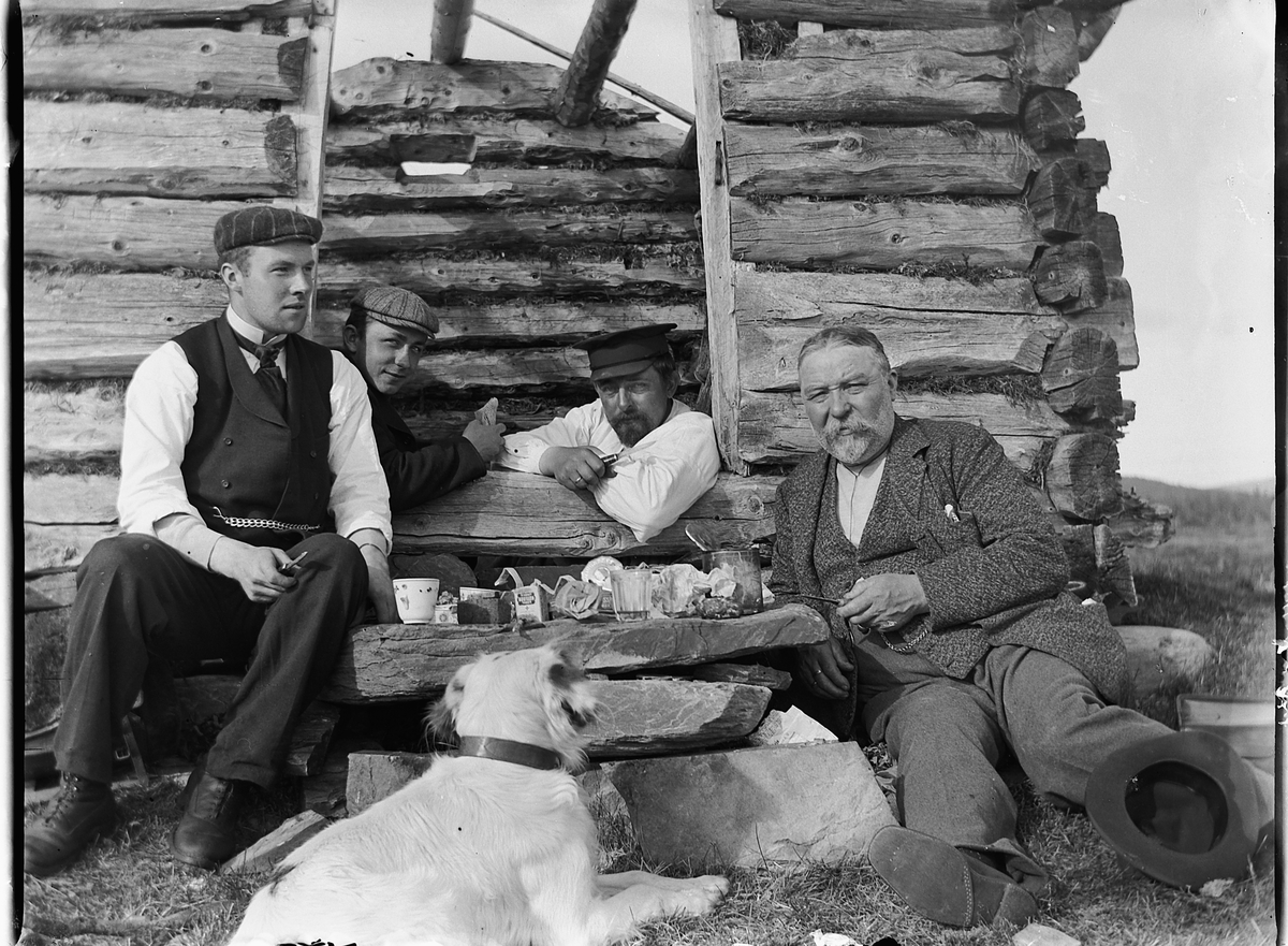 Ole Hansen Løken, GRUPPE 4 UKJENTE MENN, MAT/KAFFEPAUSE PÅ TRAPPEHELLE TIL SETERHUS, NR, 3 F. V. LARS TOKSTAD.