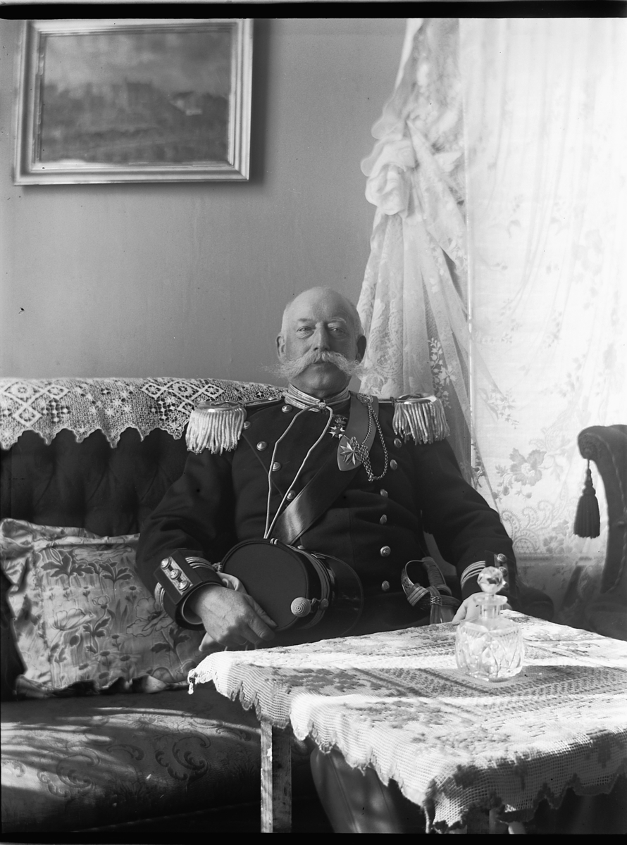 Ole Hansen Løken, OBERSTLØYTNANT PAUL RING, MILITÆRUNIFORM. RING VAR RITTMESTER OG SJEF FOR KAVALERIETS RIDESKOLE I BÆRUM.