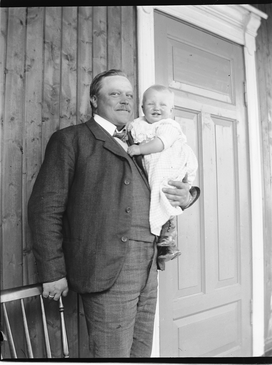 Ole Hansen Løken, MANN MED BARN PÅ ARMEN. UKJENT.