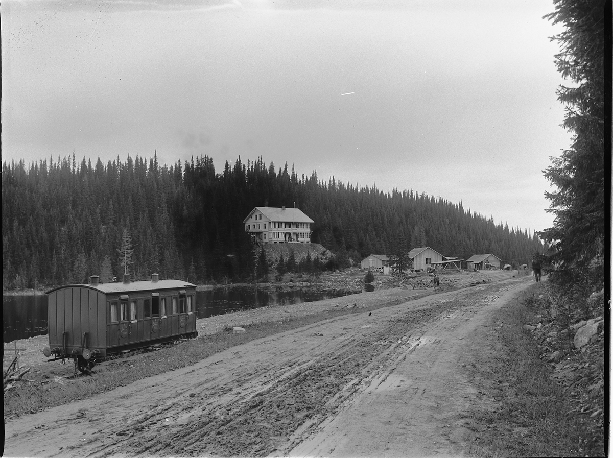 Ole Hansen Løken, TONSÅSEN STASJON, JERNBANEVOGN, GJESTGIVERI. VALDRESBANEN.