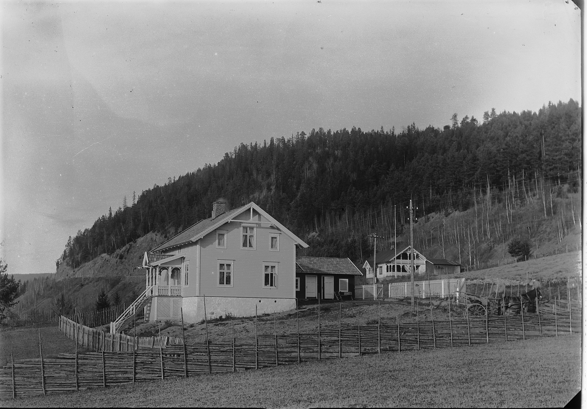 Ole Hansen Løken, SOLHAUG UNNA STRANDBAKKEN OG BERGHEIM I BAKGRUNNEN, VELDRE i Ringsaker, FANGBERGET.