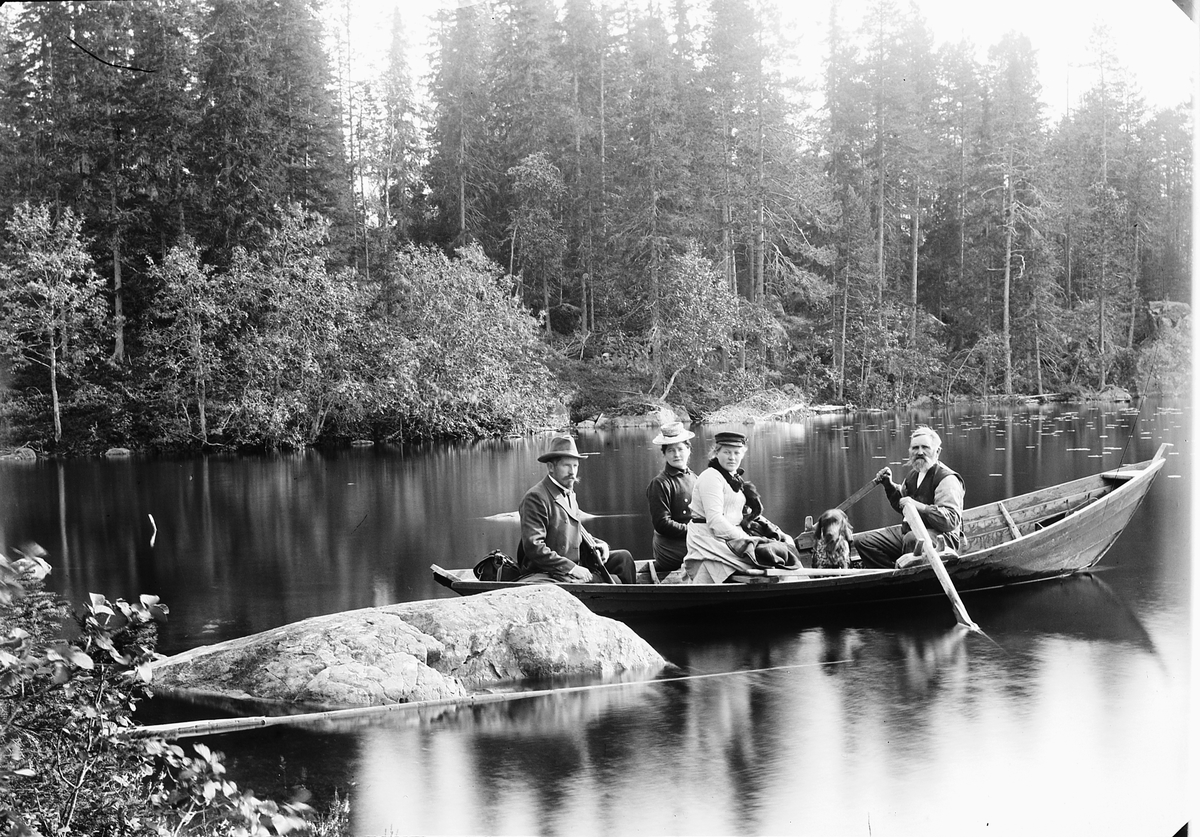 Ole Hansen Løken, ROBÅT PÅ NÆRA i Ringsaker. FRA VENSTRE: OLE LØKEN, WILHELMINE LØKEN, JULIE FJELSTAD ??, OG VED ÅRENE ERIK TJUVDALEN, CA. 1905