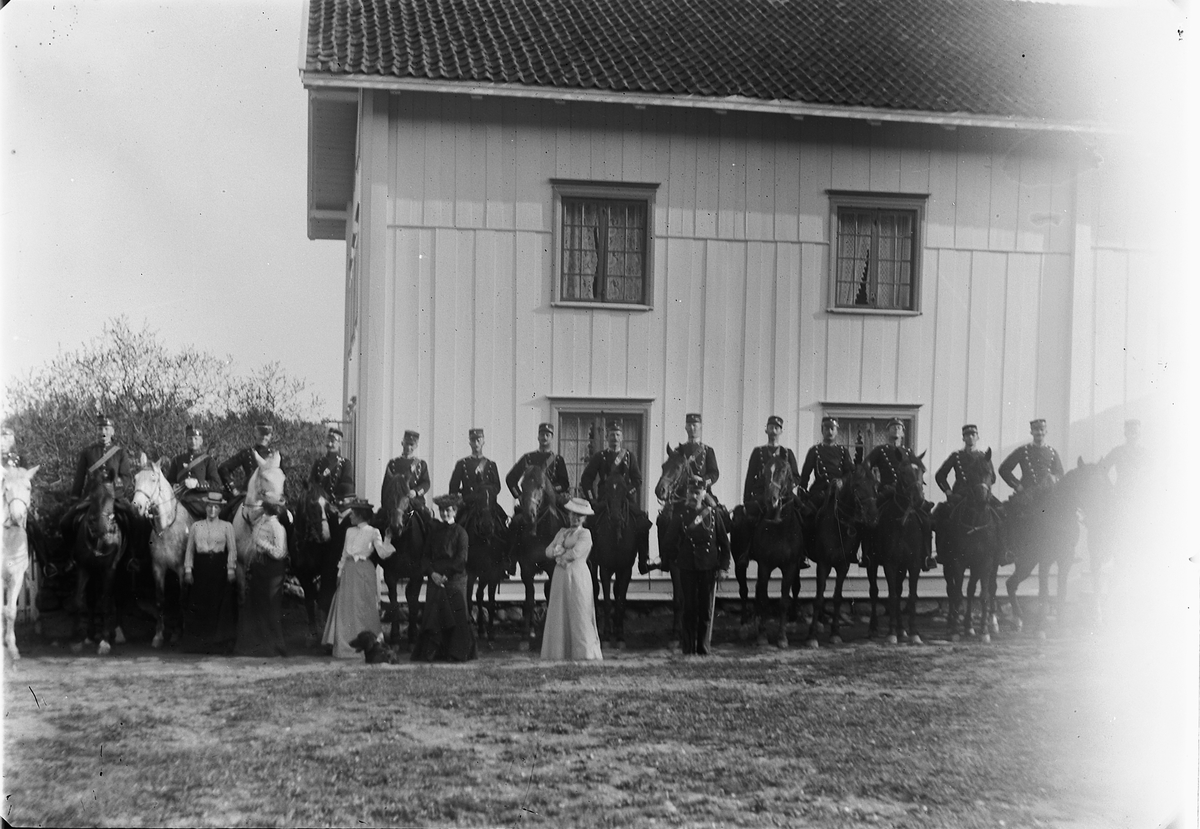 Ole Hansen Løken, MILITÆRE TIL HEST, OPPSTILT, UKJENTE. FORAN I HVIT KJOLE ANTONETTE RING, F. TODDERUD.