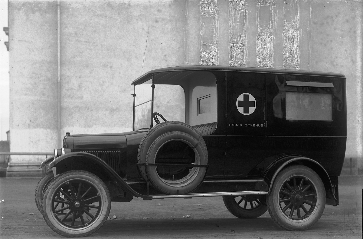 Oscar Løberg, HAMAR SYKEHUS, SYKEBIL, SYKETRANSPORT, AMBULANSE, CHEVROLET CHASSIS, BYGD PÅ KREFTINGS VERKSTED I 1925. Hamar Røde Kors.
