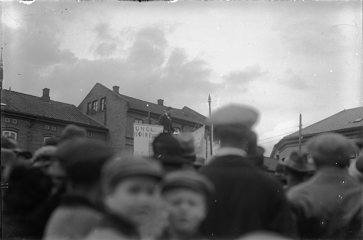Oscar Løberg, MØTE, UNGE HØYRE PÅ STORTORGET, HAMAR. I BAKGRUNNEN FRA VENSTRE MUNCHGÅRDEN, KAULUMGÅRDEN OG OPLANDSKE GJESTGIVERI (STALLGÅRDEN).