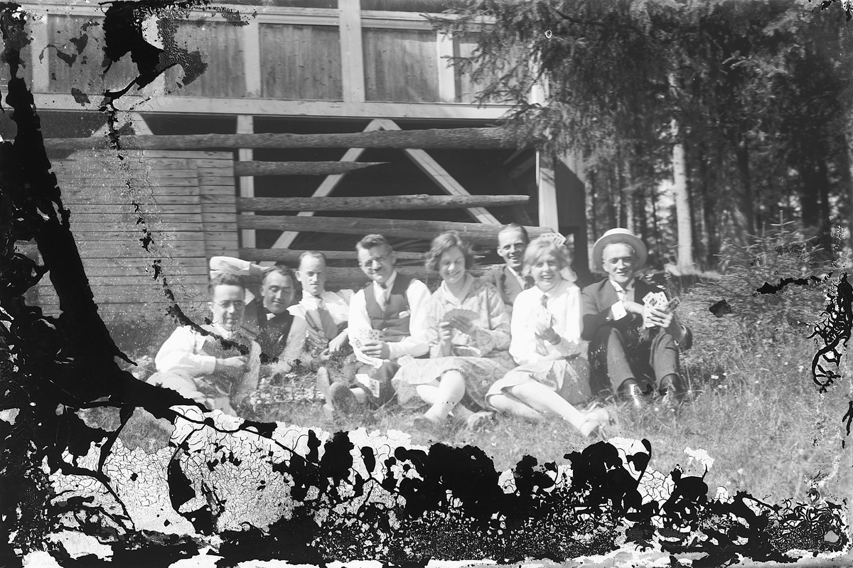 Oscar Løberg, F. V. FRIDTJOF GODAGER (BRDR. GODAGER TORGGT. 24), UKJENT, KONTORSJEF JENSEN, CATO HANSEN (KOOPERATIVEN), ALFHOLD AASLUND, UKJENT, SIGNY RAASTAD (GIFT LARSEN), UKJENT. TATT VED GUBBESTUA.