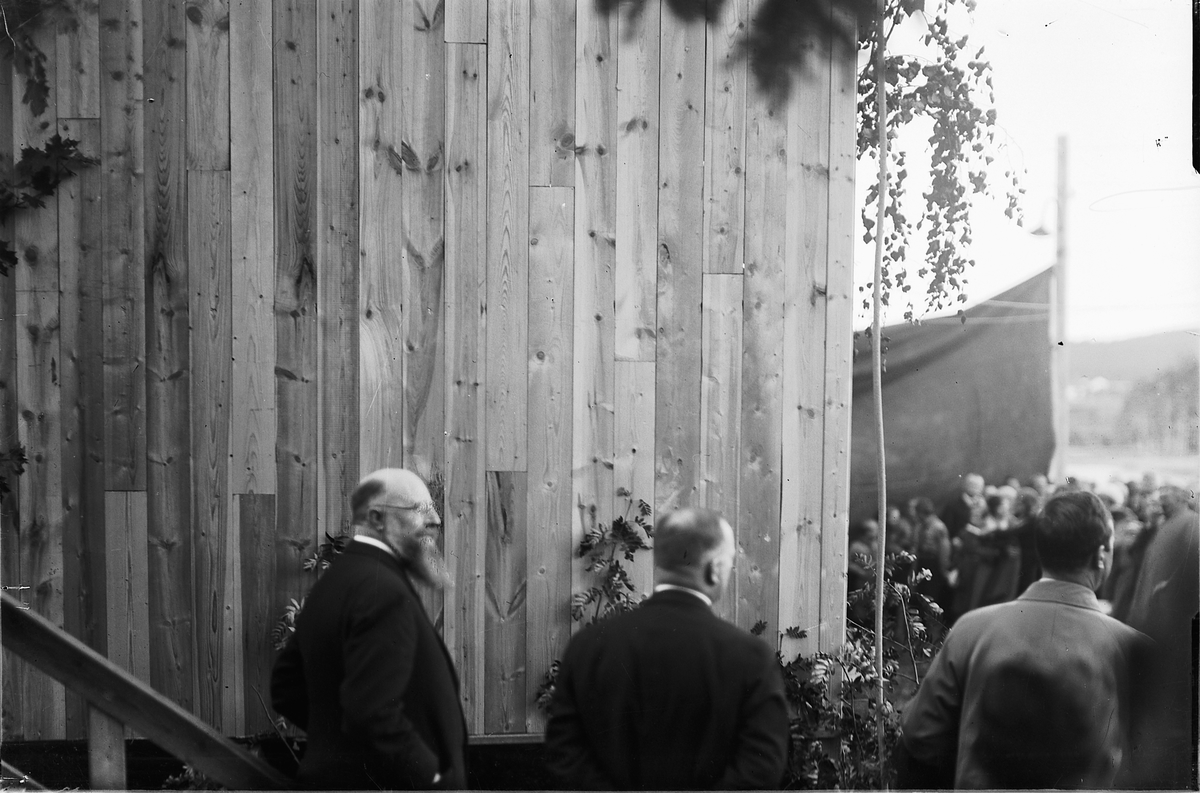Oscar Løberg, NORDISK STATSMINISTERMØTE PÅ DOMKIRKEODDEN, Hamar 1931, FV. DEN DANSKE STATSMINISTER THORVALD STAUNING, REDAKTØR BÜHRING-DEHLI, UKJENT.