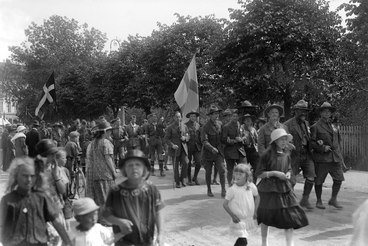 Oscar Løberg, SPEIDERE PÅ LANDSLEIR I HAMAR 1924. OPPTOG I STRANDGATA. FØRSTE REKKE FV: RAGNVALD IVERSEN, TRONDHEIM, H. MØLLER GASMANN, OSLO, ERIK RASMUSSEN, BERGEN. 2. REKKE: ALBERT HORN, ROLF LYKKEN (FORBUNDSINSTRUKTØR), W. RETZ.