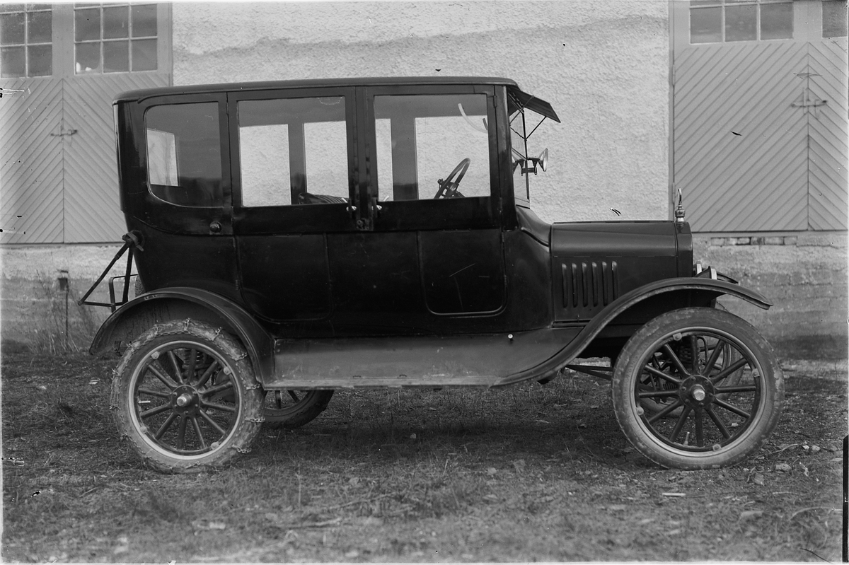Oscar Løberg, FORD MED VINTERTOPP BYGD HOS NORSENG BERG HAGEN, STORHAMAR. BIL, FORD, BEGYNNELSEN AV 1930-ÅRA.