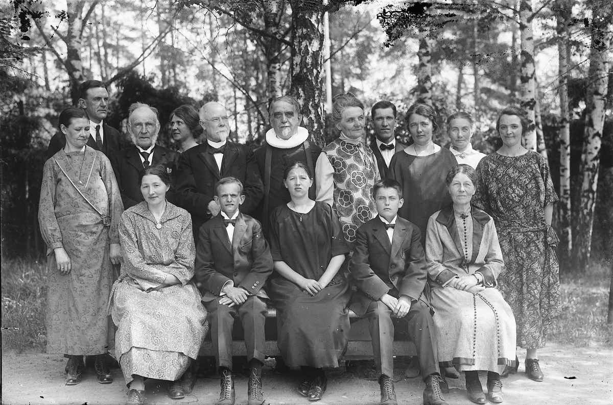 Oscar Løberg, KONFIRMASJON, DØVESKOLEN VED FURUBAKKEN i Hamar, 1. REKKE Y. H. FRU BANEFORMANN OLSEN, VENSTRE SIDE PREST/DØVELÆRER VAAGE, T. H. BESTYRERINNA, FRK. WEIBERG CA. 1924-25.