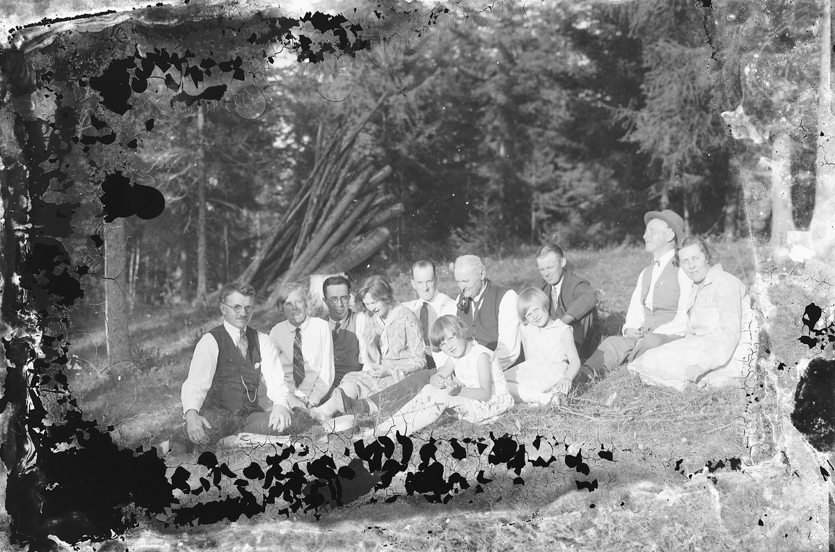 Oscar Løberg, FRA GUBBESTUA, Hamar. FRA VENSTRE CATO HANSEN, SIGNY RAASTAD, FRITHJOV GODAGER, ALFHILD AASLUND, KONTORSJEF JENSEN, GULLSMED O. LIBERG MED PIPE, SMÅJENTENE OG MANNEN BAK DEM UKJENTE. T. H. FOTOGRAFEN SJØL OG FRK. AASLUND.