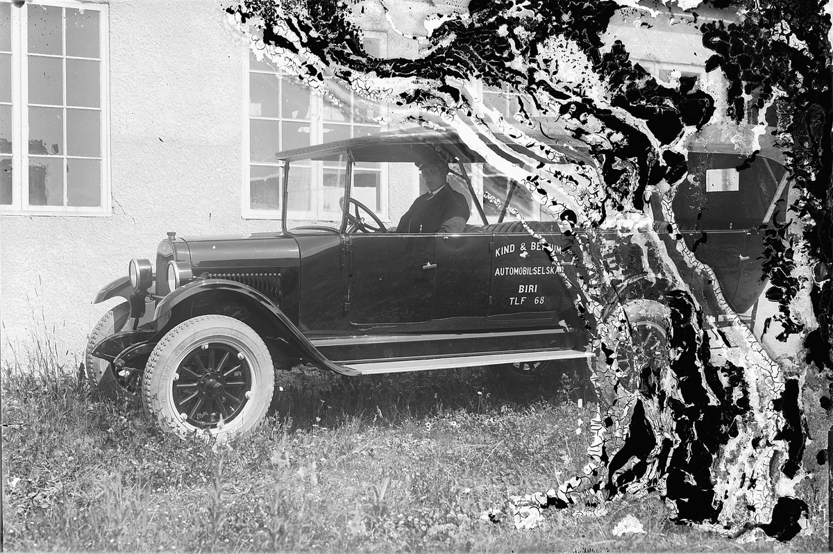 Oscar Løberg, CHEVROLET BUSS, KIND & BERGUMS AUTOMOBILSELSKAP BIRI - TLF 68. Bussen er en Chevrolet E-346 1926-modell. Kind & Bergums Automobilselskap gikk inn i Biri Bilselskap som ble dannet i 1927, og bildet kan dermed med stor sannsynligvis dateres til 1926.