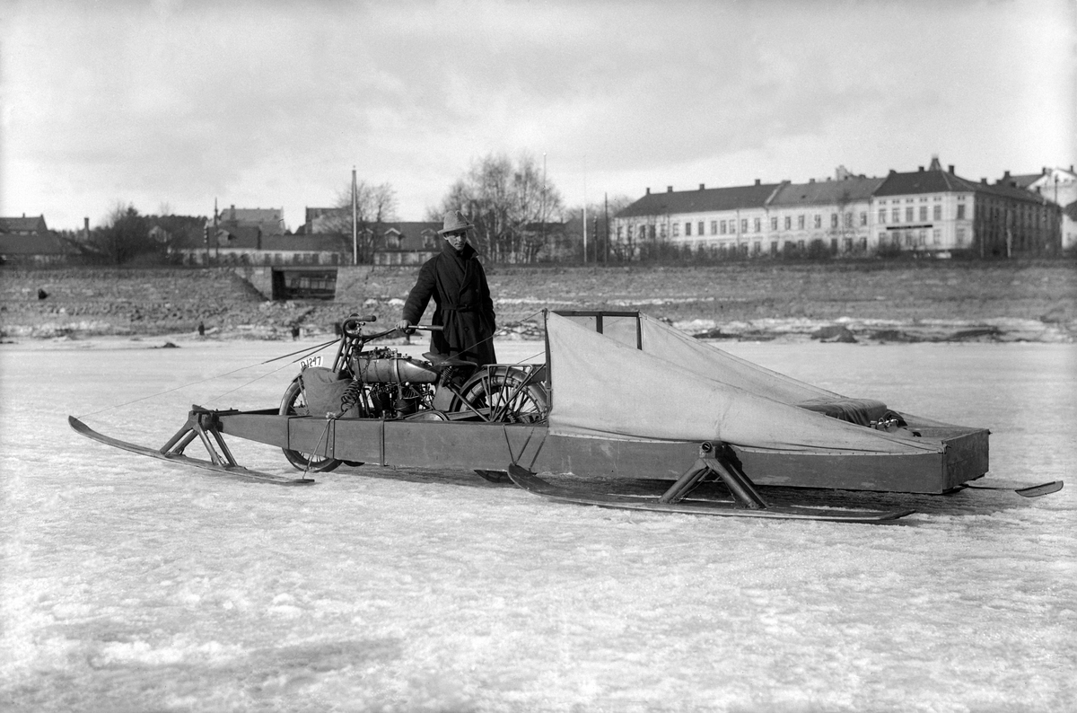Oscar Løberg, Ingeniør Sverre Hagen med sitt transportkjøretøy for kjøring på dårlig is som han brukte til å frakte passasjerer mellom Hamar, Nes, Helgøya og Gjøvik. 1925. Harley Davidson fra ca 1919-24 som har fått en skikkelig tung jobb. Harley forandret seg lite i disse årene hva utseendet gjelder. Frem til 1…