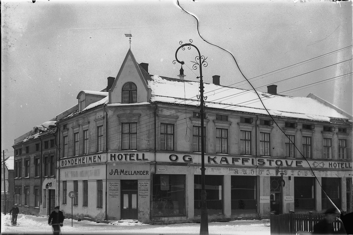 Oscar Løberg, AL BONDEHEIMEN HOTELL OG KAFFISTOVE, VANGSVEGEN, HAMAR. Hotellet ble åpnet 17. mai 1922.