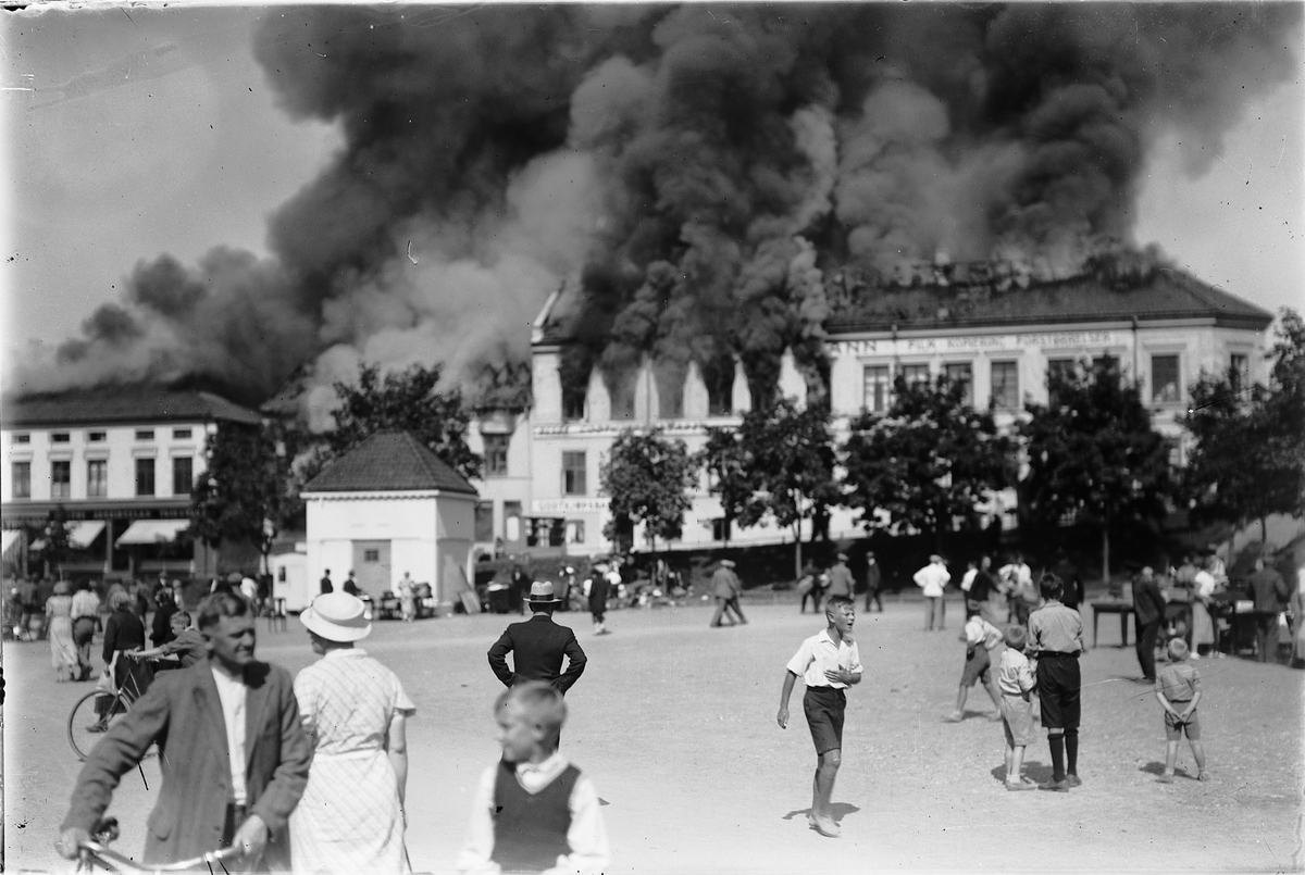 Oscar Løberg, BRANN I POSTHUSGÅRDEN OG M. STEEN-BYGGET, SETT FRA ØSTRE TORG, 1935, HAMAR.