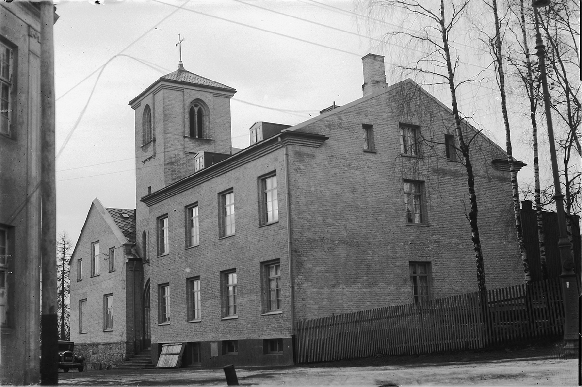 Oscar Løberg, Katolske kirke og sykehus. Tilbygget til St. Torfinn klinikk etter tegning av arkitekt Harald Sund ble innviet 22. januar 1932. Solgt i 1972 til Hedmark fylke som forsatte driften av øyeklinikken noen år. Bygningen er solgt videre og brukes nå som fengsel