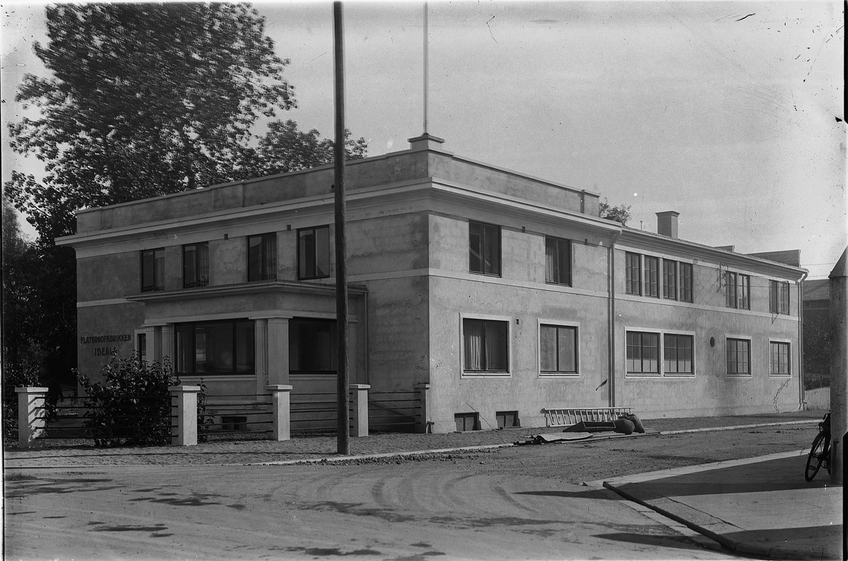Oscar Løberg, IDEAL FLATBRØDFABRIKK, VANGSVEGEN, HAMAR, 1937.