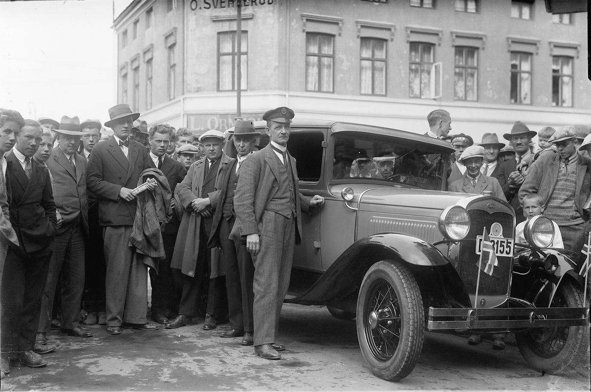 Oscar Løberg, BILLØP I HAMAR, "PÅLITELIGHETSLØP" ARRANGERT AV FORD-FORHANDLERNE, D-3155. Se begge bildene. 1. Harald Halvorsen, 2. ukjent, 3. Henrik B. Andresen, 4. Arne Simensen, 5. Oddvar Røst fra HA, 6. Adolf Skjegstad fra Hamar Stiftstidende, 7. Erling Synstad (?), 8. .... Sandlie?, 9. Reidar Thorkildsen fra…