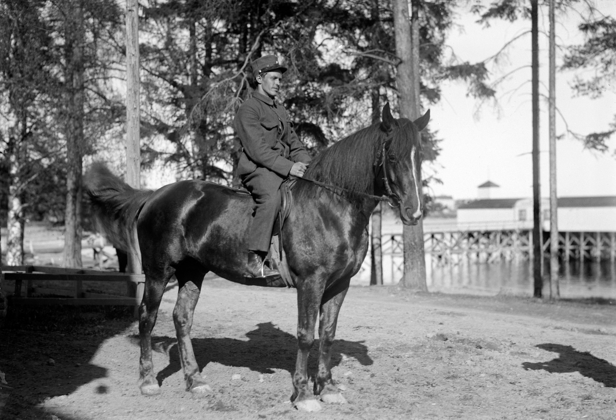 Oscar Løberg, VED RIDEHUSET i Hamar, UKJENT RYTTER, HEST, I BAKGR. BRUA TIL BADEHUSET.