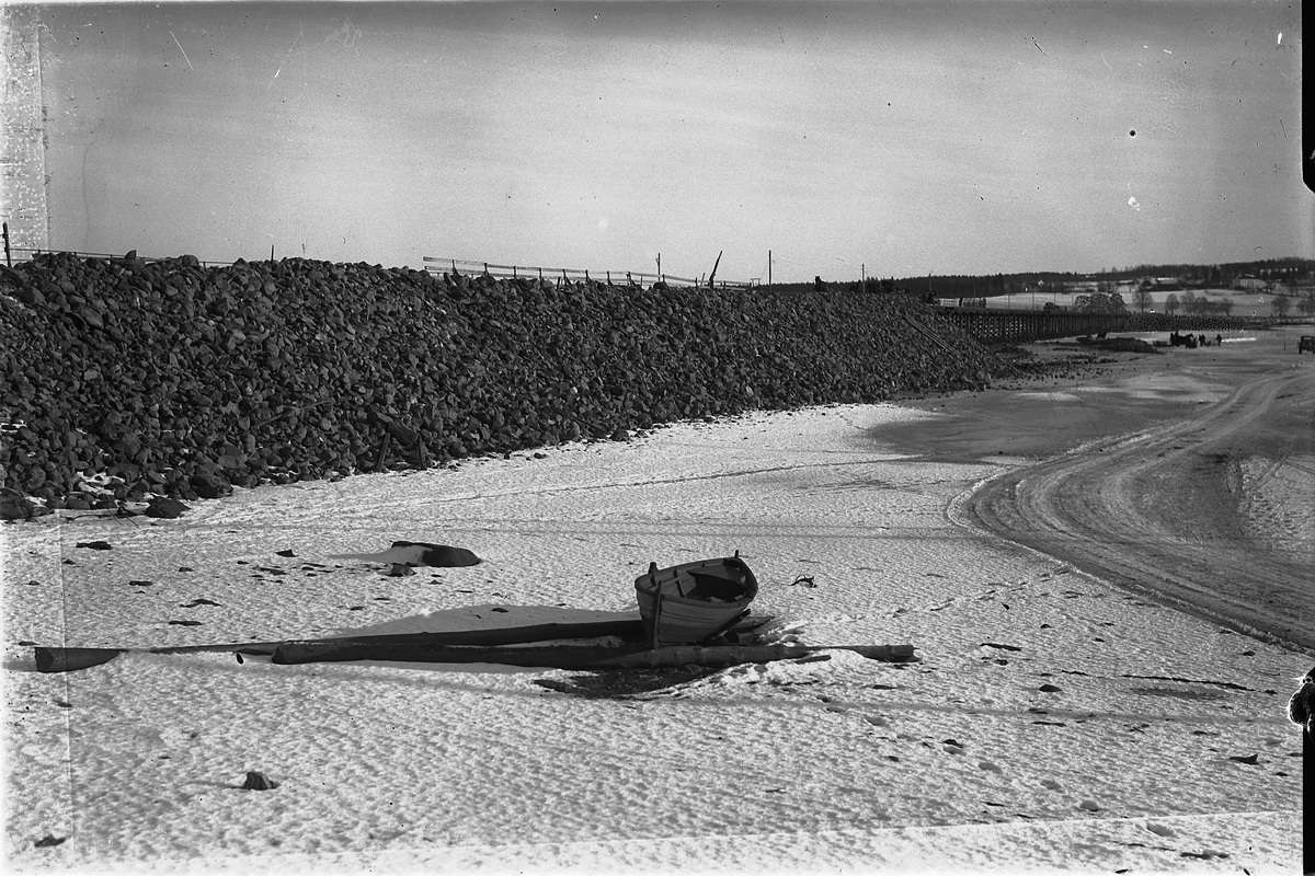 Oscar Løberg, STANGEBRUA UNDER BYGGING, STEINFYLLING, robåt, 1930.