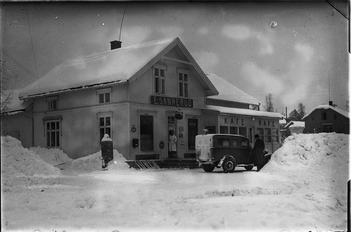 Oscar Løberg, E. SANNERUD BUTIKK, LANDHANDLERI, Hamar, FORRETNING, KAFÉ.
