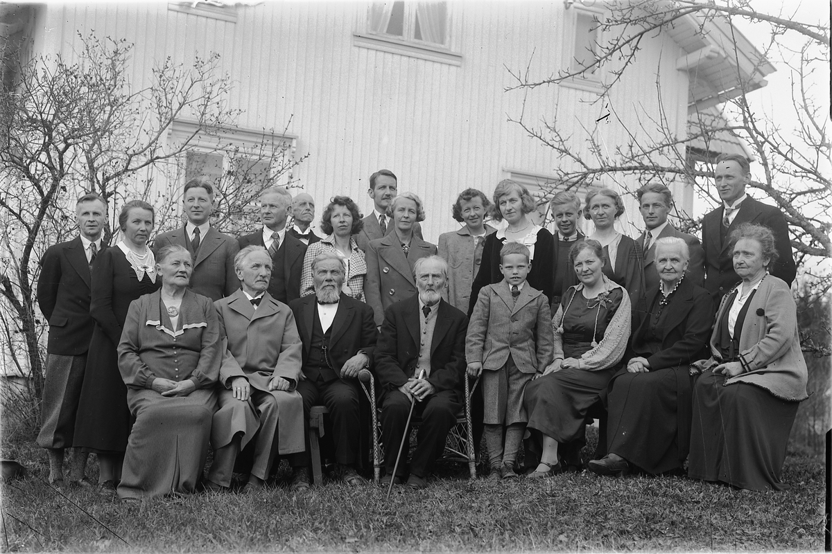 Oscar Løberg, LØBERG, FAMILIEN I LØTEN: 1. REKKE F. V. : UKJENT, EMIL ERIKSEN, LARS LØBERG, HARALD LØBERG, 3 UKJENTE, YTTERST RAGNHILDA ERIKSEN. 2. REKKE F. V. : UKJENT, KRISTINE LØBERG, UKJENT, UKJENT, OSKAR LØBERG, UKJENT, ARKITEKT LEIF LØBERG, UKJENT, UKJENT, UKJENT, UKJENT, UKJENT, UKJENT, YTTERST TIL HØYRE …