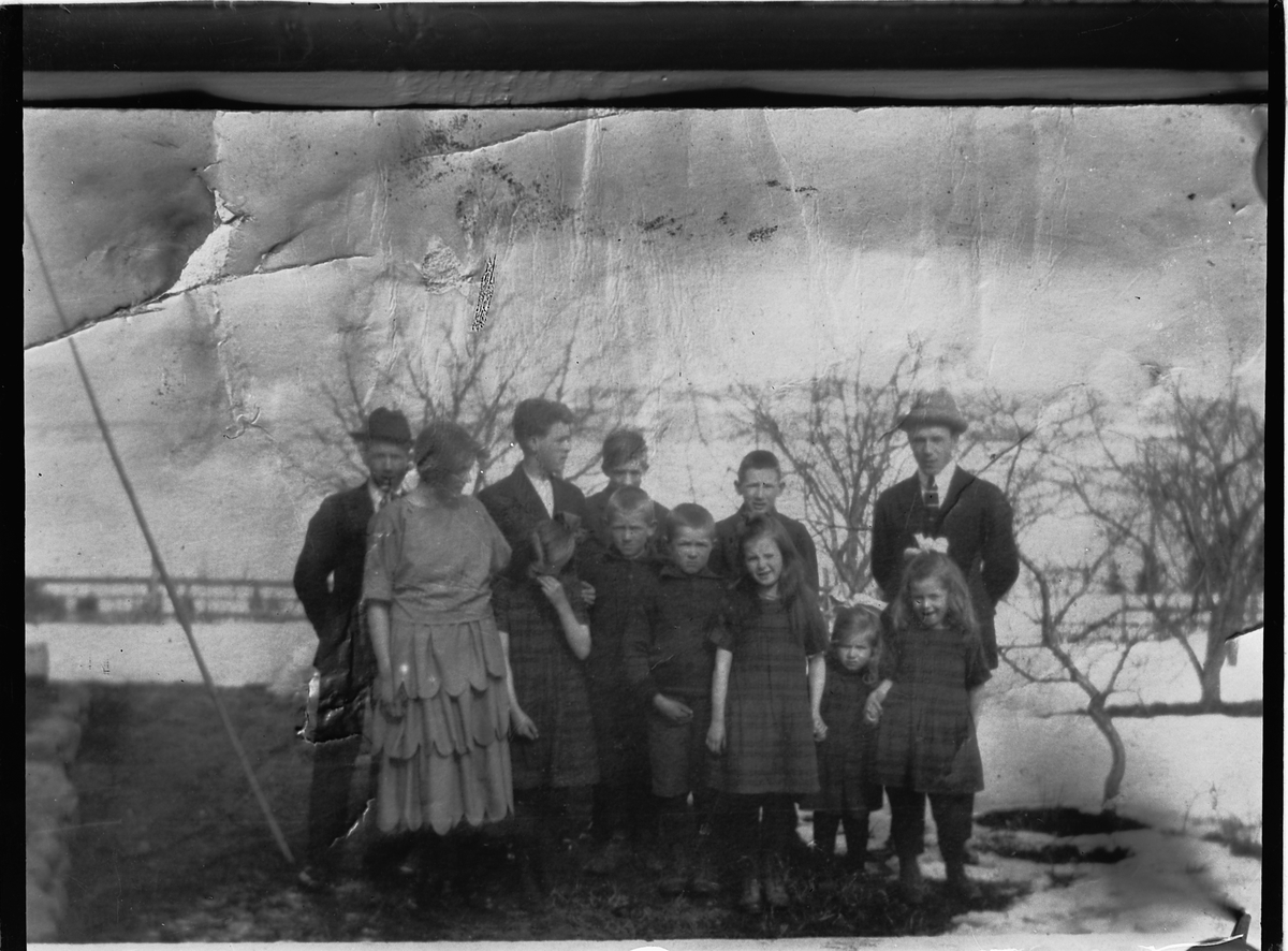 Oscar Løberg, ANSAMLING UKJENTE PERSONER, FAMILIEFOTO, UKJENT STED, SNØ/VINTER.
