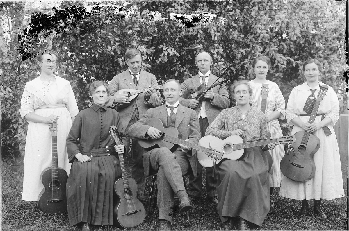 Oscar Løberg, ÅTTE UKJENTE PERSONER M. INSTRUMENTER, GITARER, FIOLIN, MANDOLIN, ENSEMBLE?