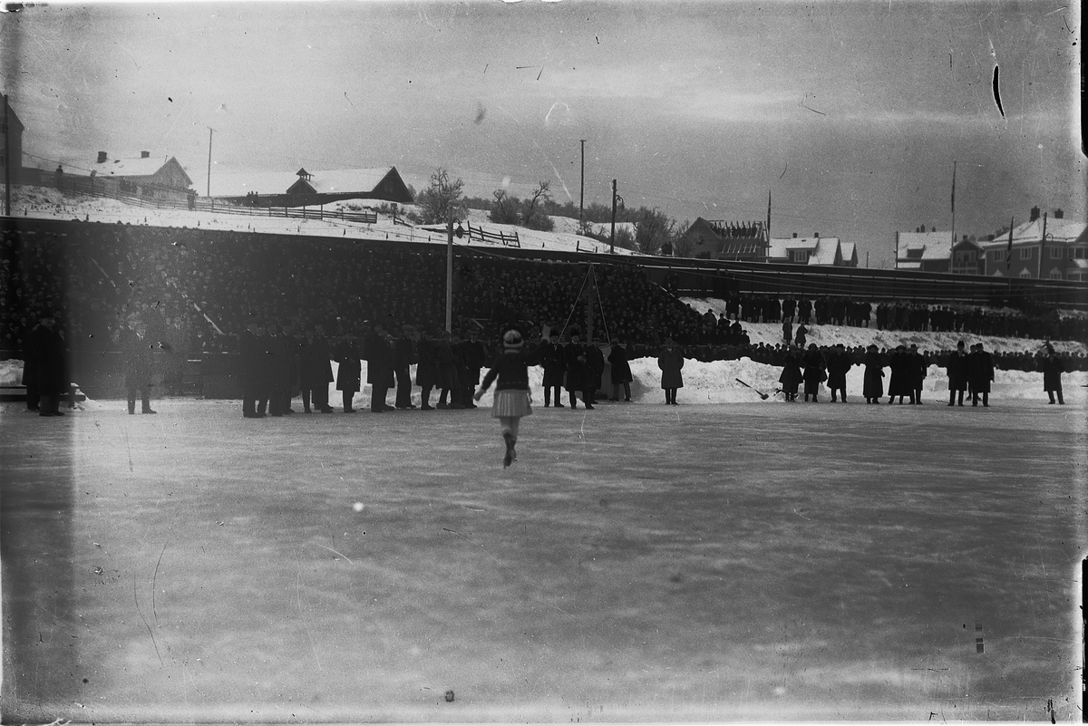 Oscar Løberg, EUROPAMESTERSKAPET på skøyter PÅ HAMAR 1934. SONJA HENIE OPPTRER I PAUSA.