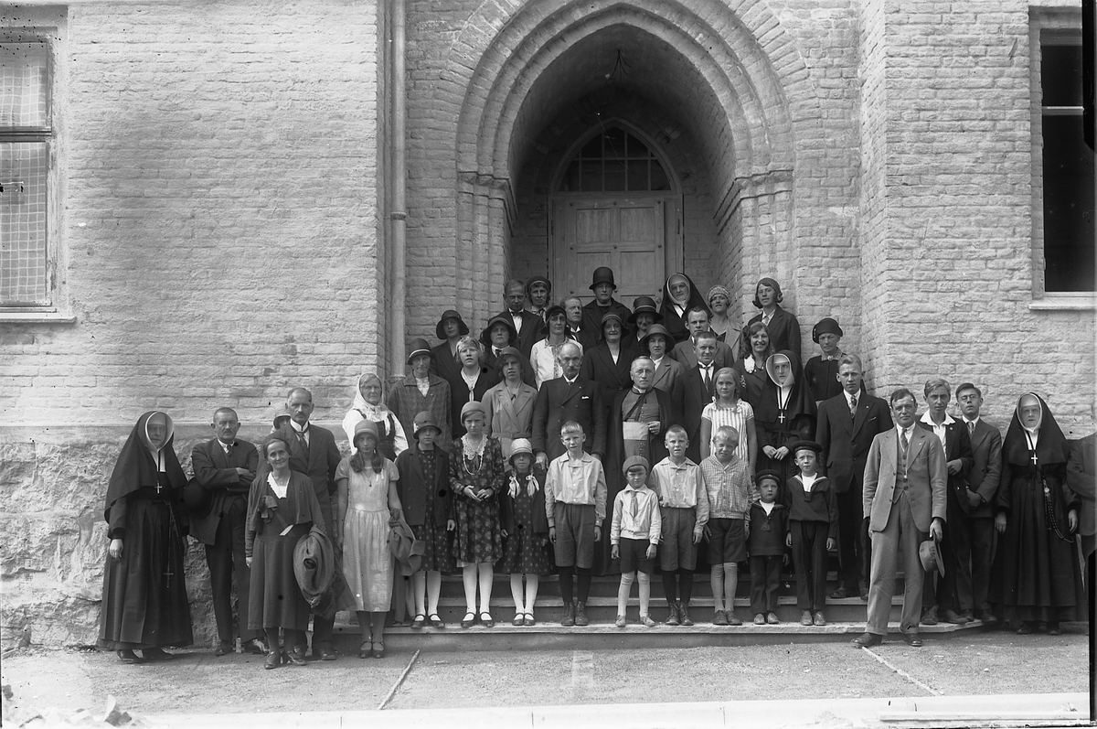 Oscar Løberg, Den Katolske Menighet på Hamar i 1930, St. Torfinn. 1. Rekke fv: søster Ermelindes, Arild Steen, fru Jebe Stensås, Jebe Stensås, Lisbeth Jebe Stensås, på trappa: Agnethe Larsen, Ellen Tilley, Randi Larsen (m. fletter), Halvor Smordalen, Kjell Pettersen (m. alpelue), Otto Smordalen, Michael Tilley, …