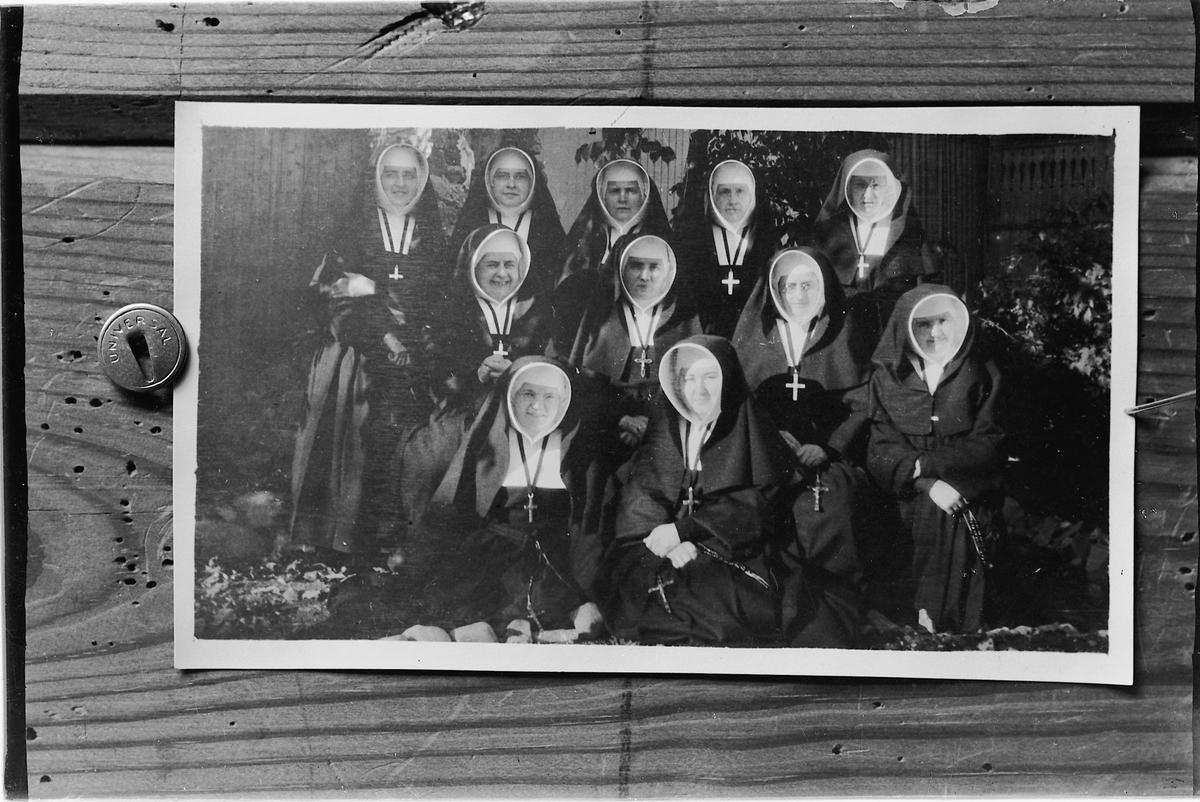 Oscar Løberg, ST. CARL BOROMEUS-SØSTRENE PÅ ST. TORFINN, HAMAR. CONSTANCE, ERMELINDES, ENGELIN, HAVIER, FORTUNA, DOMINICA, FUGLENTIA, THERESIANA, APPELIN, VIVENTIA, MARIANNE. CA. 1930.