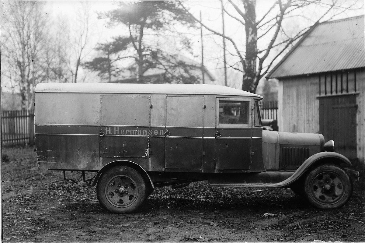 Oscar Løberg, FISKEBILEN TIL H. HERMANSEN, BRUMUNDDAL. FORD FRA OMKRING 1930.