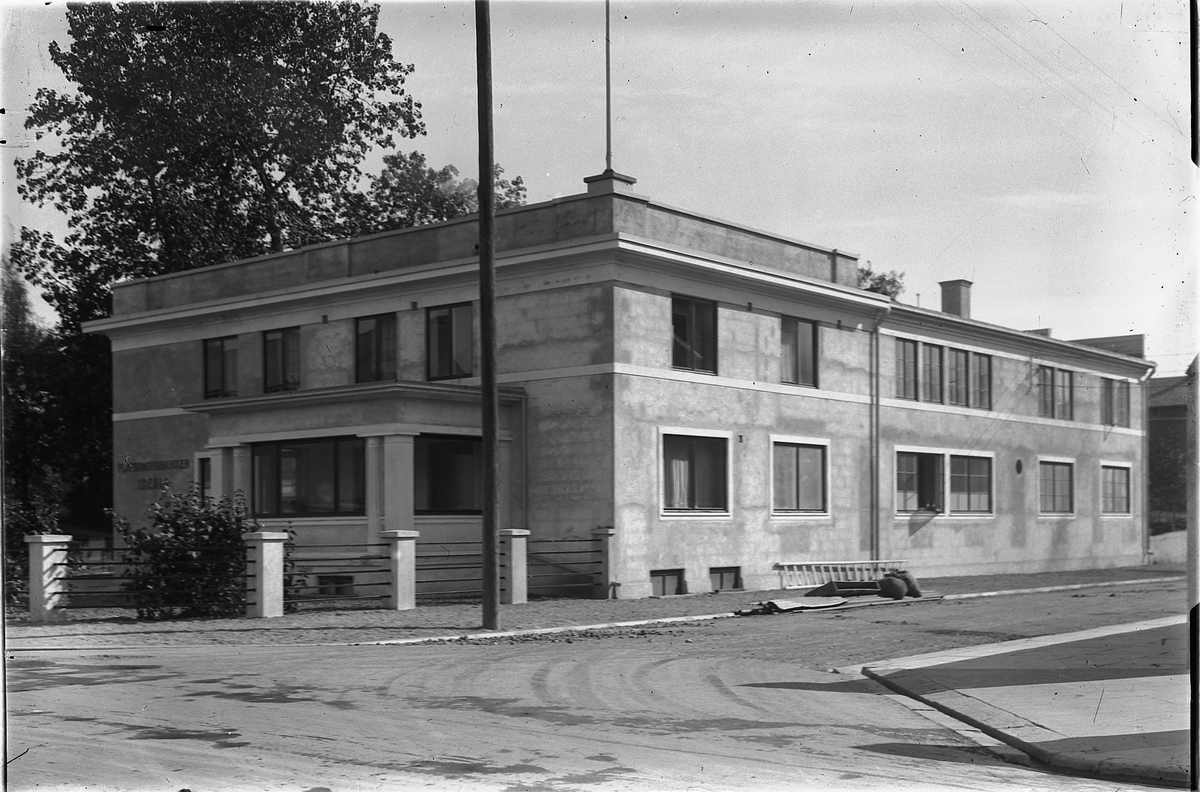 Oscar Løberg, IDEAL FLATBRØDFABRIKK i Vangsveien, Hamar, 1937.