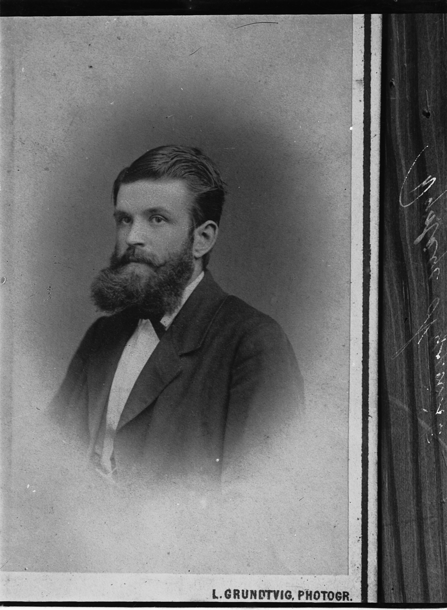 Oscar Løberg, PORTRETT UKJENT MANN.