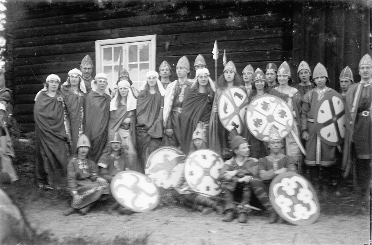 Oscar Løberg, HISTORISK SKUESPILL, TEATER, VIKINGER, DOMKIRKEODDEN NR. 9 F. V JOHAN ERIKSEN SANNERUD M/ HVIT KAPPE, SKJOLD MED ØRN.